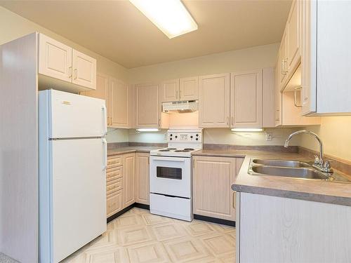 315-1485 Garnet Rd, Saanich, BC - Indoor Photo Showing Kitchen With Double Sink