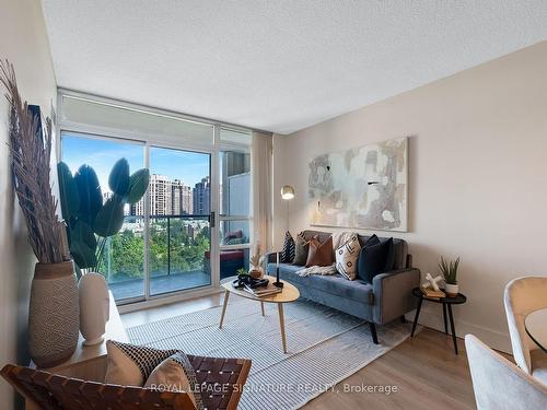 806-18 Harrison Garden Blvd, Toronto, ON - Indoor Photo Showing Living Room