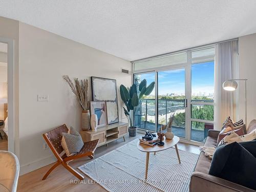 806-18 Harrison Garden Blvd, Toronto, ON - Indoor Photo Showing Living Room