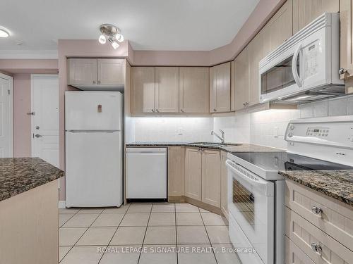 508-16 Dallimore Circ, Toronto, ON - Indoor Photo Showing Kitchen