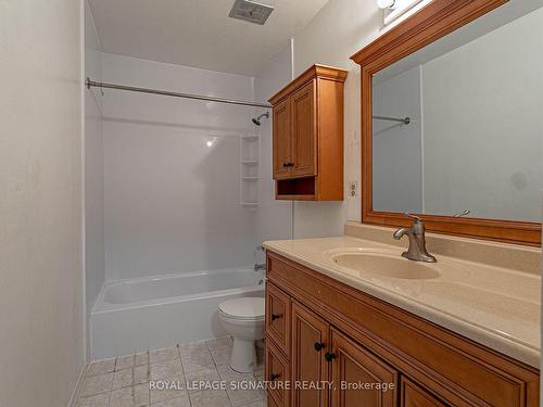 1128 Southdale Rd E, London, ON - Indoor Photo Showing Bathroom