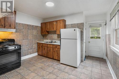 850 Gladstone, Windsor, ON - Indoor Photo Showing Kitchen With Double Sink