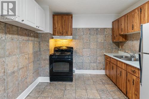 850 Gladstone, Windsor, ON - Indoor Photo Showing Kitchen With Double Sink