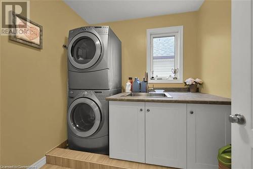 35 Willowbanks Terrace, Hamilton, ON - Indoor Photo Showing Laundry Room