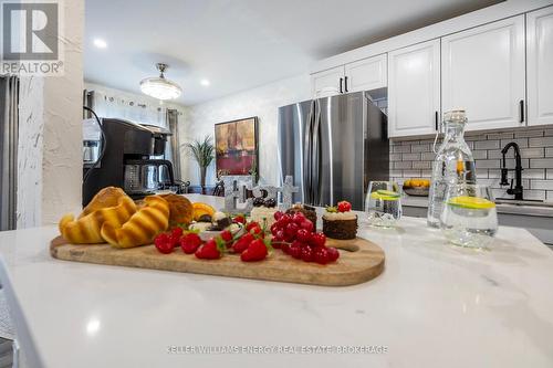 207 - 131 Taunton Road E, Oshawa (Centennial), ON - Indoor Photo Showing Kitchen With Upgraded Kitchen