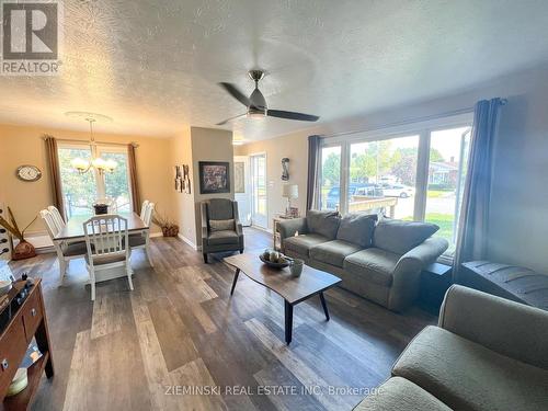 424 Frontenac Crescent, Timmins, ON - Indoor Photo Showing Living Room