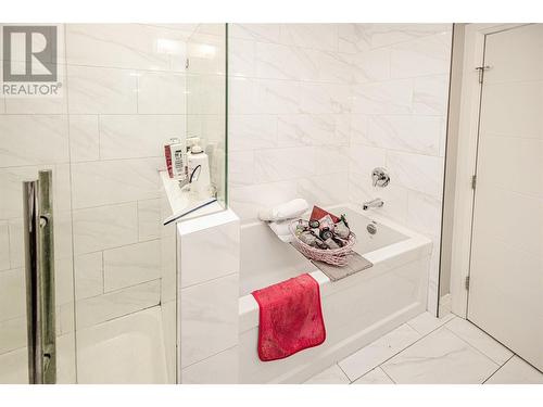 840 Stockley Street Unit# 3, Kelowna, BC - Indoor Photo Showing Bathroom