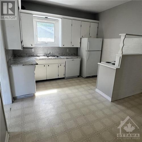 46 Victoria Avenue, Smiths Falls, ON - Indoor Photo Showing Kitchen With Double Sink