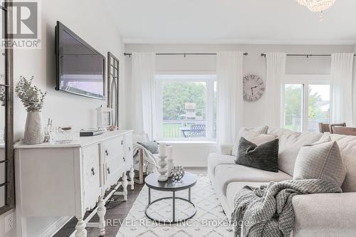 9 Grills Road, Kawartha Lakes, ON - Indoor Photo Showing Living Room