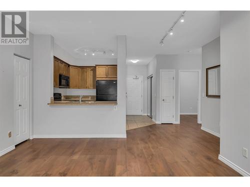 1007 Harvey Avenue Unit# 204, Kelowna, BC - Indoor Photo Showing Kitchen