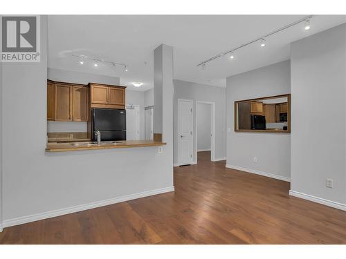 1007 Harvey Avenue Unit# 204, Kelowna, BC - Indoor Photo Showing Kitchen