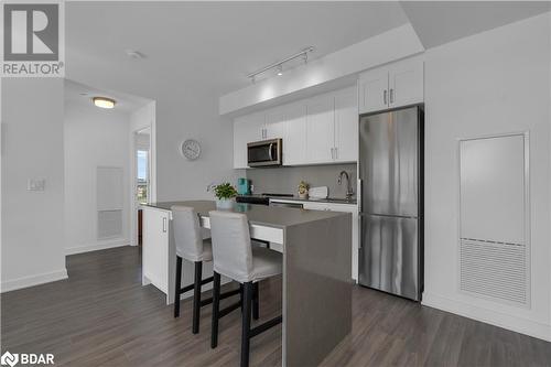 681 Yonge Street Unit# 311, Barrie, ON - Indoor Photo Showing Kitchen With Upgraded Kitchen