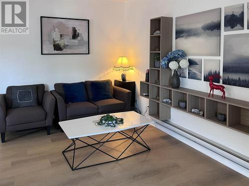 505 Francis Avenue Unit# 4, Kelowna, BC - Indoor Photo Showing Living Room