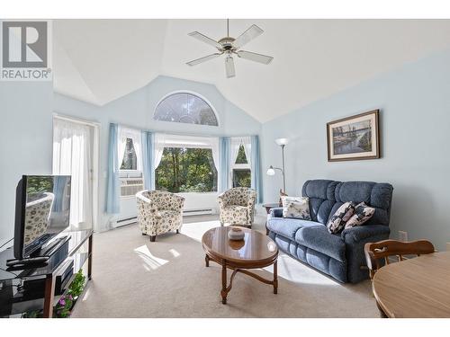 3283 Casorso Road Unit# 303, Kelowna, BC - Indoor Photo Showing Living Room