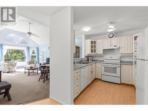 3283 Casorso Road Unit# 303, Kelowna, BC - Indoor Photo Showing Kitchen