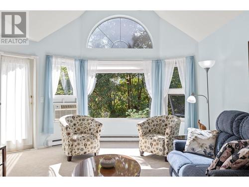 3283 Casorso Road Unit# 303, Kelowna, BC - Indoor Photo Showing Living Room