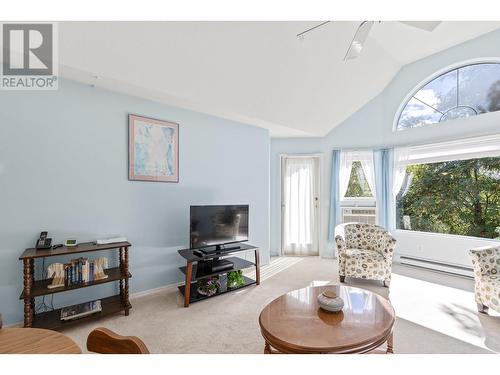 3283 Casorso Road Unit# 303, Kelowna, BC - Indoor Photo Showing Living Room