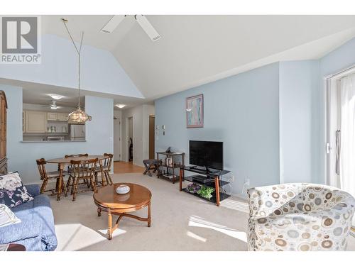 3283 Casorso Road Unit# 303, Kelowna, BC - Indoor Photo Showing Living Room