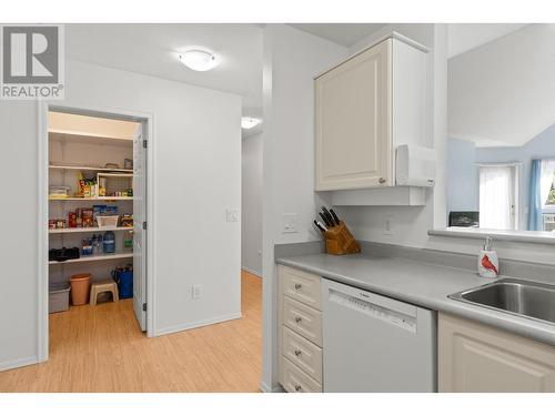 3283 Casorso Road Unit# 303, Kelowna, BC - Indoor Photo Showing Kitchen