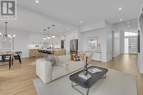 1096 Collinson Court, Kelowna, BC - Indoor Photo Showing Living Room