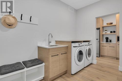 1096 Collinson Court, Kelowna, BC - Indoor Photo Showing Laundry Room