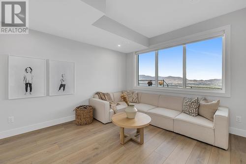 1096 Collinson Court, Kelowna, BC - Indoor Photo Showing Living Room