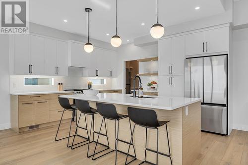 1096 Collinson Court, Kelowna, BC - Indoor Photo Showing Kitchen With Upgraded Kitchen