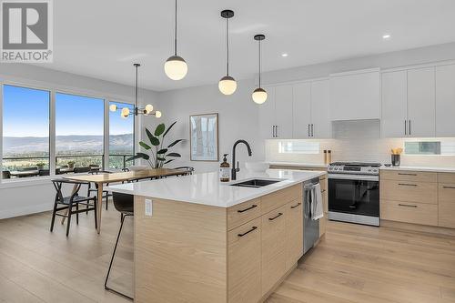 1096 Collinson Court, Kelowna, BC - Indoor Photo Showing Kitchen With Upgraded Kitchen