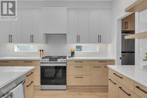 1096 Collinson Court, Kelowna, BC - Indoor Photo Showing Kitchen With Upgraded Kitchen