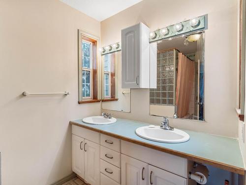 506 Brink Street, Ashcroft, BC - Indoor Photo Showing Bathroom