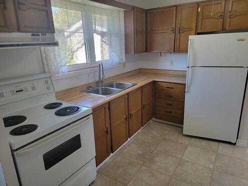 3 Parkway Place, Terrace Bay, ON - Indoor Photo Showing Kitchen With Double Sink