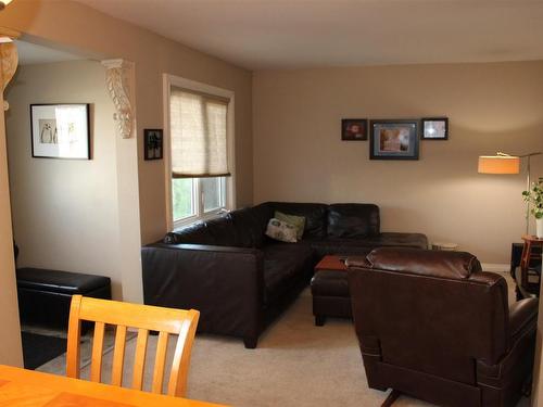 733 Ernestine Avenue, Thunder Bay, ON - Indoor Photo Showing Living Room