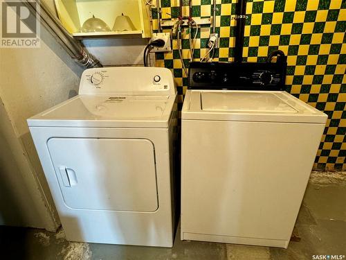 305 3Rd Avenue Ne, Swift Current, SK - Indoor Photo Showing Laundry Room