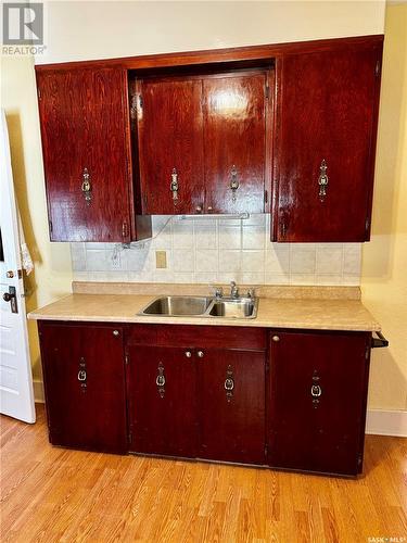 305 3Rd Avenue Ne, Swift Current, SK - Indoor Photo Showing Kitchen With Double Sink