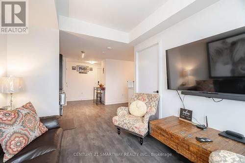 411 - 2450 Old Bronte Road, Oakville, ON - Indoor Photo Showing Living Room