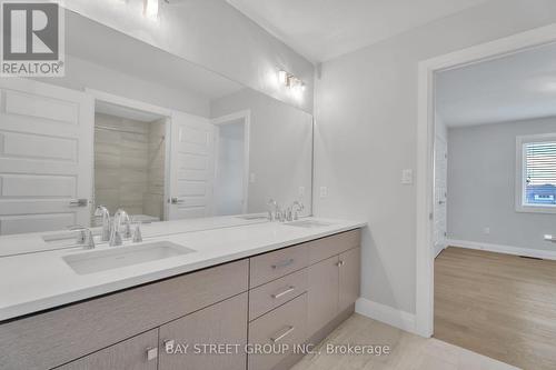 2025 Bakervilla Street, London, ON - Indoor Photo Showing Bathroom