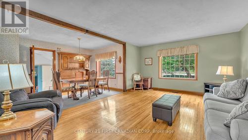 8371 Longwoods Road, London, ON - Indoor Photo Showing Living Room