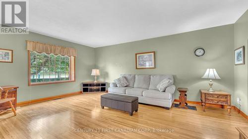 8371 Longwoods Road, London, ON - Indoor Photo Showing Living Room