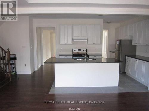 50 Walter English Drive, East Gwillimbury, ON - Indoor Photo Showing Kitchen With Double Sink