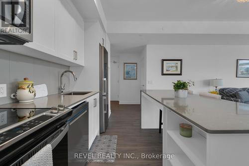 311 - 681 Yonge Street, Barrie, ON - Indoor Photo Showing Kitchen