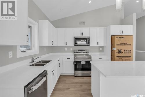 558 Fortosky Manor, Saskatoon, SK - Indoor Photo Showing Kitchen With Stainless Steel Kitchen With Double Sink With Upgraded Kitchen