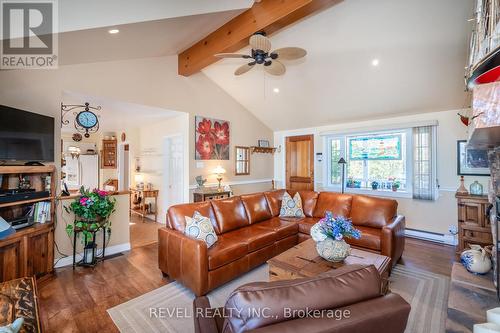 1336 Tiny Beaches Road N, Tiny, ON - Indoor Photo Showing Living Room