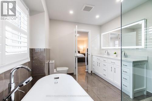 1142 Old Oak Drive, Oakville, ON - Indoor Photo Showing Bathroom