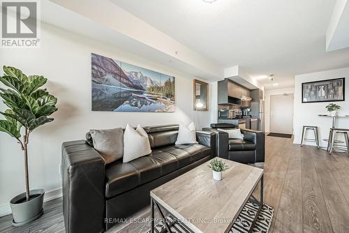 A301 - 1117 Cooke Boulevard, Burlington, ON - Indoor Photo Showing Living Room