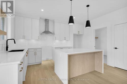 53 Briscoe Crescent, Strathroy-Caradoc (Ne), ON - Indoor Photo Showing Kitchen With Upgraded Kitchen