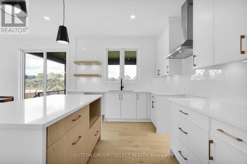 53 Briscoe Crescent, Strathroy-Caradoc (Ne), ON - Indoor Photo Showing Kitchen With Upgraded Kitchen