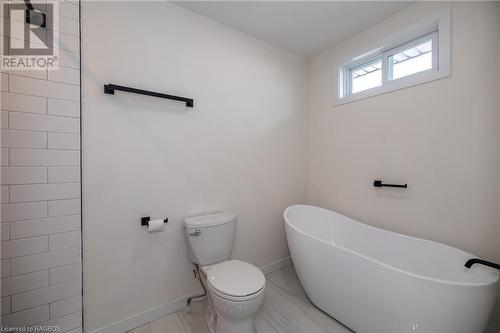 Main floor bathroom - 2640 9Th Avenue E, Owen Sound, ON - Indoor Photo Showing Bathroom