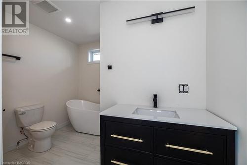 Main floor bathroom - 2640 9Th Avenue E, Owen Sound, ON - Indoor Photo Showing Bathroom