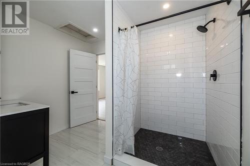 Main floor bathroom - 2640 9Th Avenue E, Owen Sound, ON - Indoor Photo Showing Bathroom