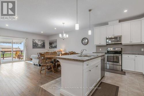 815 Baker Avenue S, North Perth, ON - Indoor Photo Showing Kitchen With Upgraded Kitchen